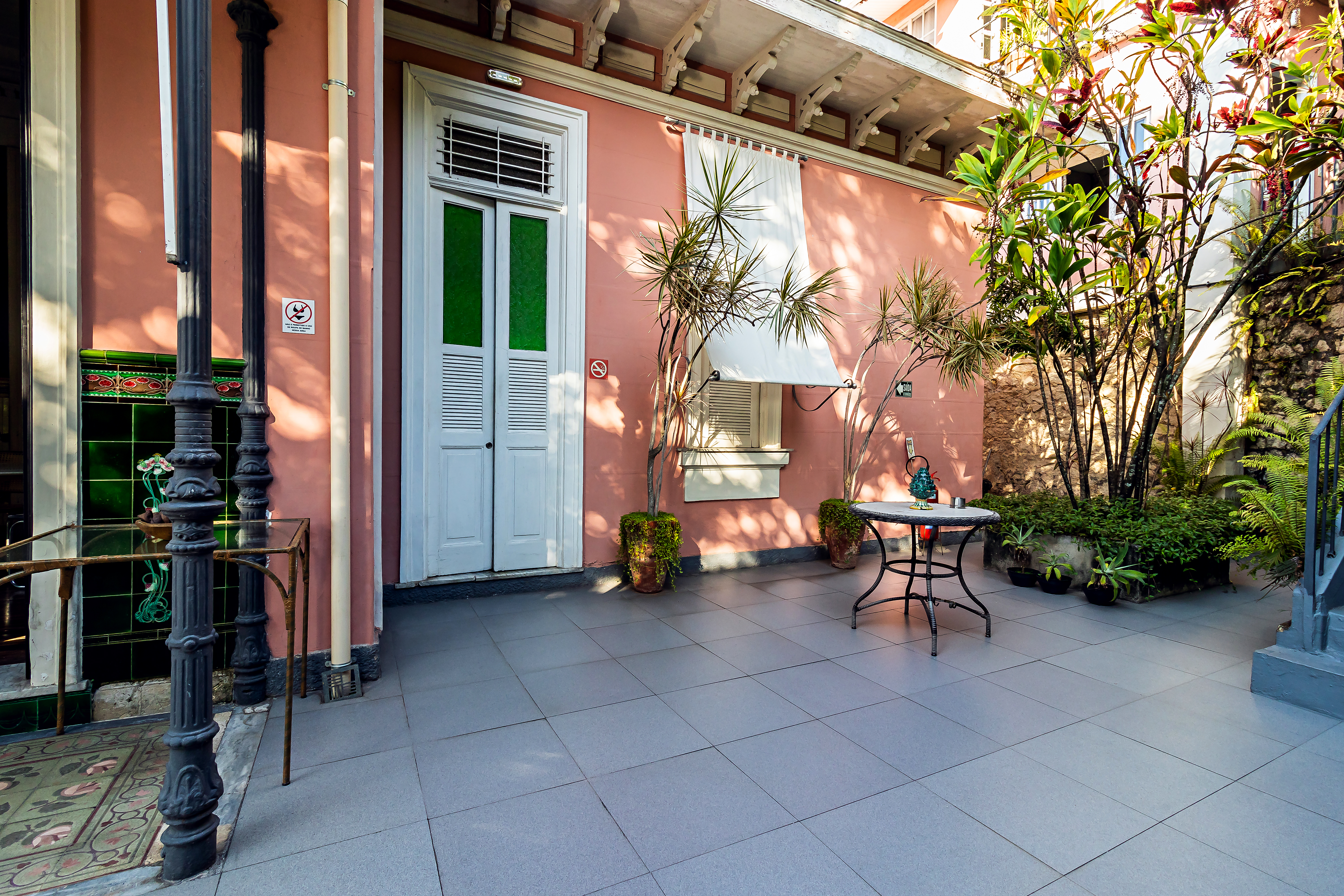 Fachada e jardim da Casa Gerânio